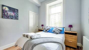 2 bedrooms, iron/ironing board, internet