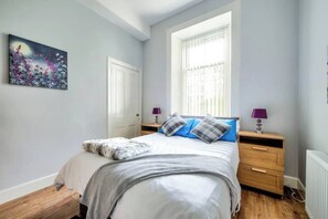 2 bedrooms, iron/ironing board, Internet - Edinburgh Luxury Central Apartment w/ Free Parking (Edinburgh)