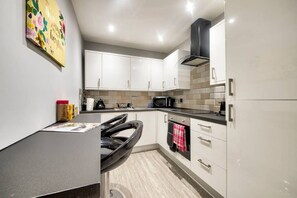 Private kitchen - Edinburgh Luxury Central Apartment w/ Free Parking (Edinburgh)