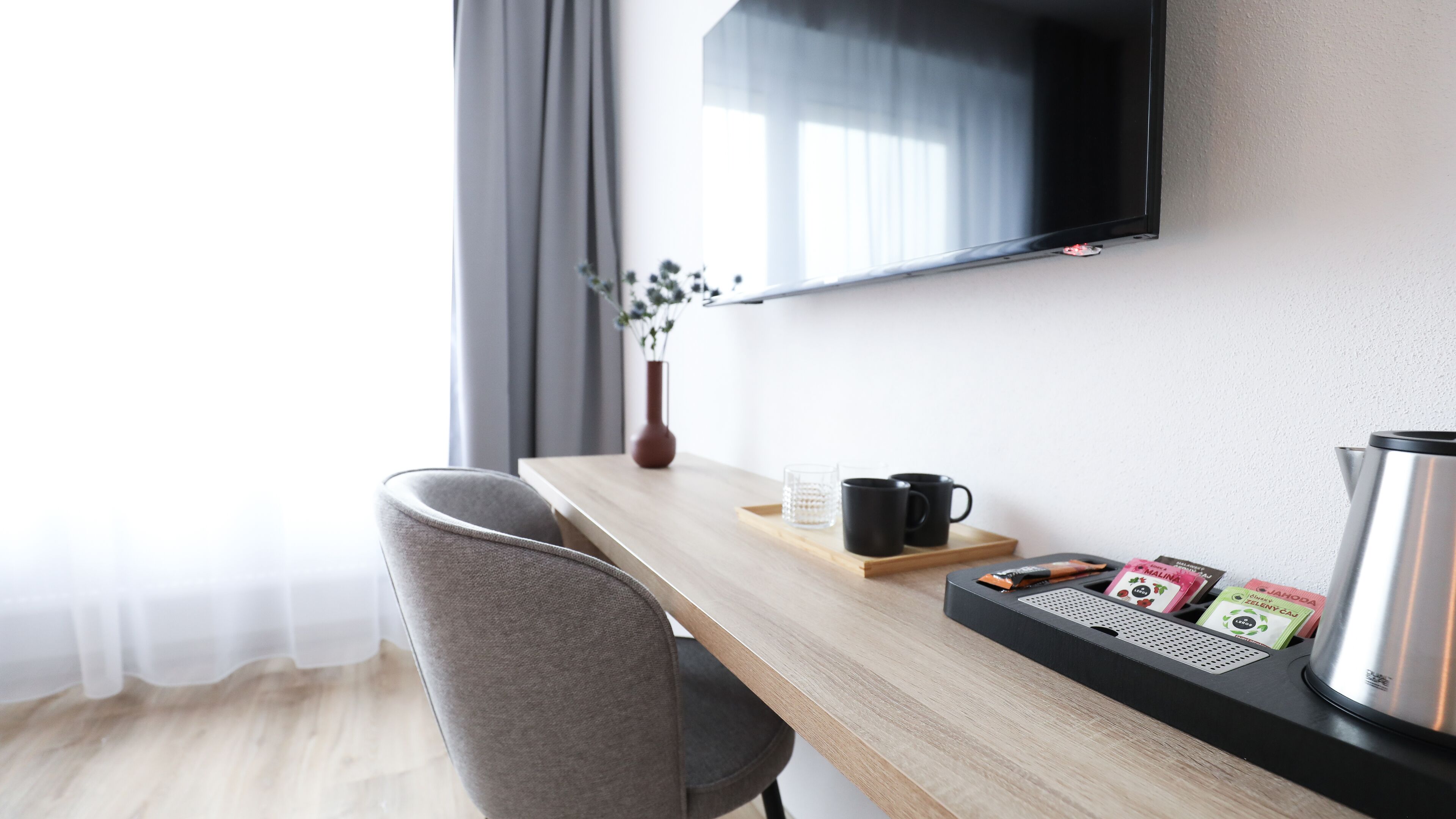 Standard dubbelrum | Individuell inredning, unika möbler, skrivbord och arbetsyta för laptop