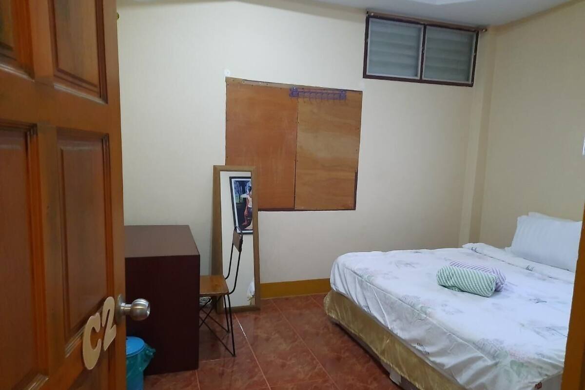 Basic Double or Twin Room | Desk