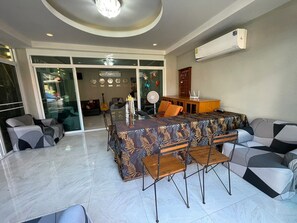 ฝ่ายต้อนรับ