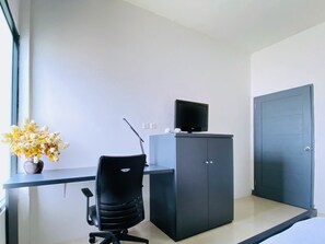 Pillowtop beds, desk, laptop workspace, free WiFi - Ameera inn (Jakarta)