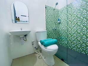 Shower, bidet - Ameera inn (Jakarta)