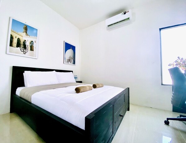 Pillowtop beds, desk, laptop workspace, free WiFi - Ameera inn (Jakarta)