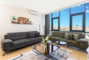 Departamento, 1 habitación, vista a la ciudad | Minibar, escritorio y espacio para trabajar con laptop 