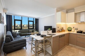 Apartamento, 1 habitación, vistas a la ciudad | Minibar, escritorio, espacio para trabajar con un portátil