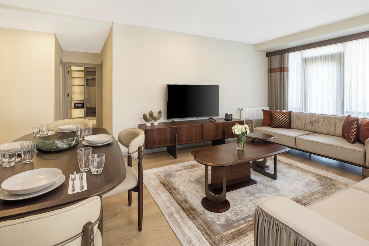 Departamento Deluxe, 2 habitaciones, balcón | Área de sala de estar | Televisión LCD de 50 cm con canales vía satélite
