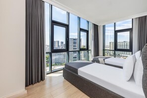 Minibar, escritorio y espacio para trabajar con laptop