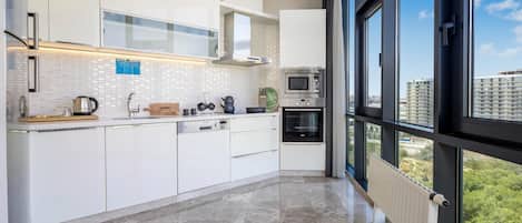 Appartamento, 3 camere da letto, vista città, ad angolo | Cucina privata | Frigorifero, microonde, forno, piano cottura