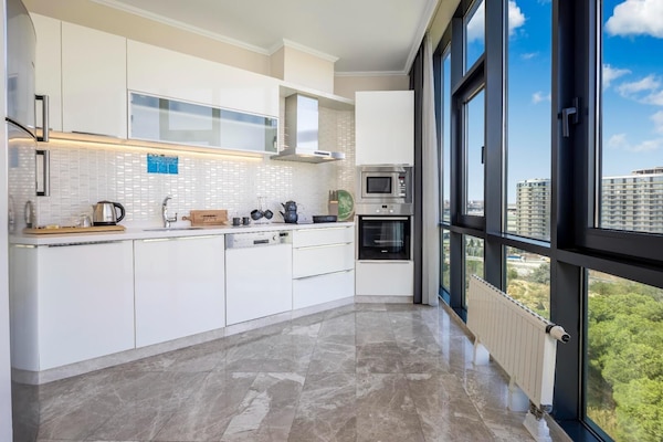 Apartment, 3 Bedrooms, City View, Corner | Private kitchen