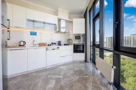 Apartment, 3 Bedrooms, City View, Corner | Private kitchen | Fridge, microwave, oven, stovetop