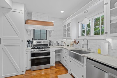 Luxury and Historic Elegance in a Charming West Palm Beach Villa. Pet Friendly!