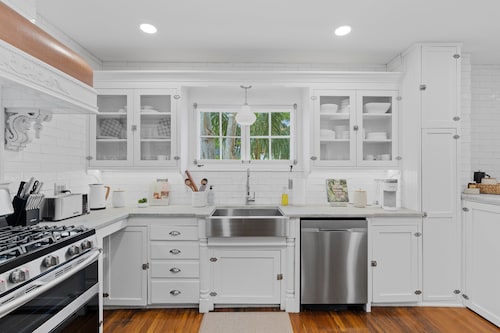 Luxury and Historic Elegance in a Charming West Palm Beach Villa. Pet Friendly!