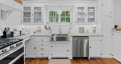 Luxury and Historic Elegance in a Charming West Palm Beach Villa. Pet Friendly!