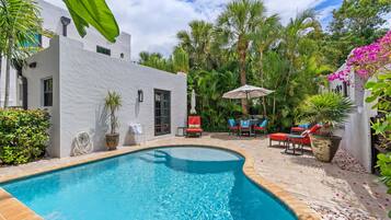 Alberca al aire libre y alberca climatizada