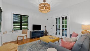 Smart TV, libros, oficina y impresora