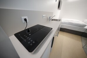 Chambre double (Smart Nano) | Cuisinette privée | Réfrigérateur grande capacité avec congélateur, four à micro-ondes