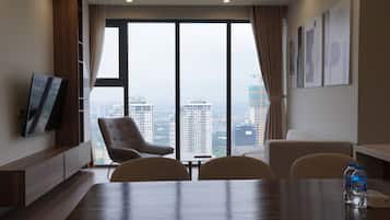 City Apartment, 3 Bedrooms, City View | Room amenity