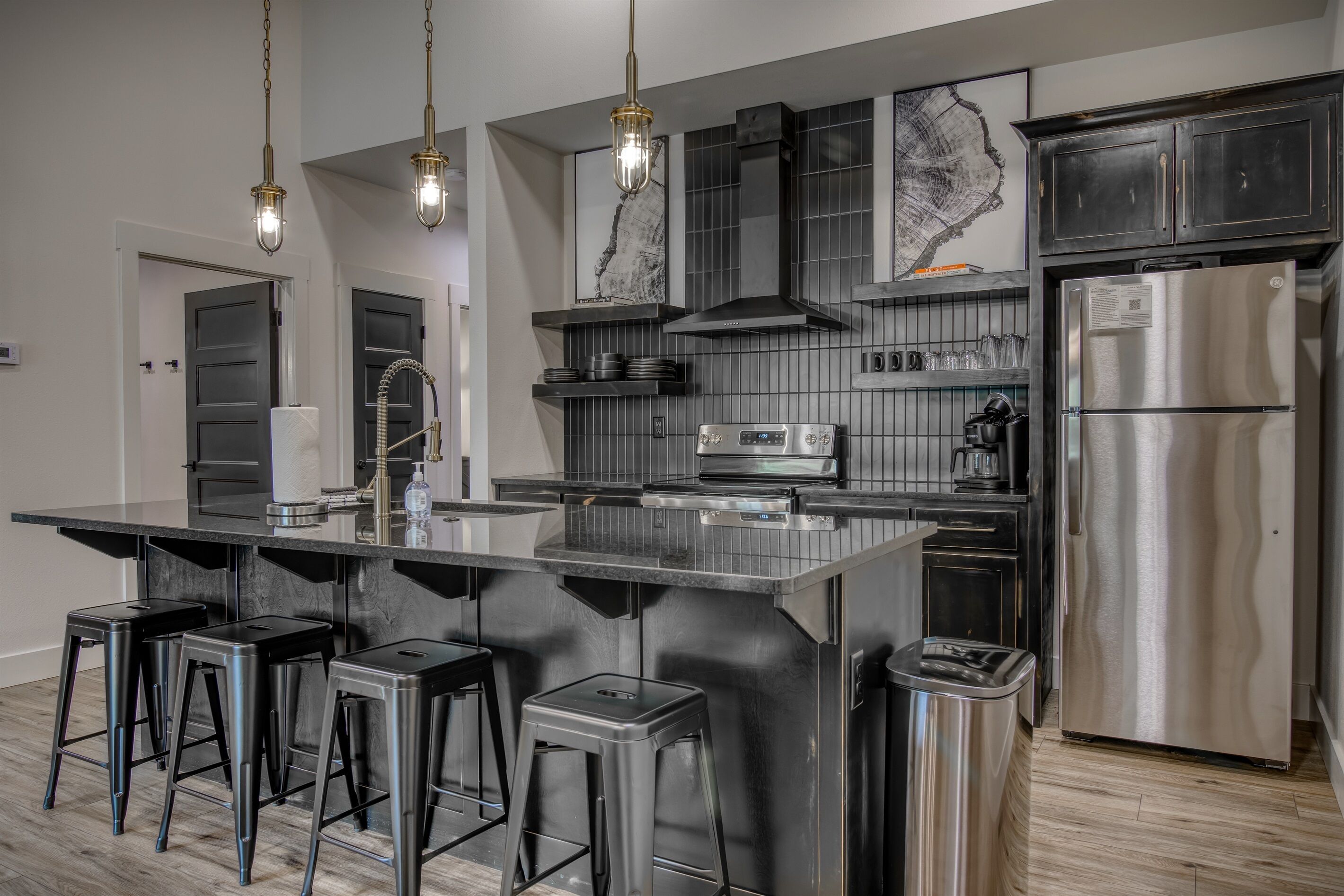 Kjøleskap, mikrobølgeovn, ovn og kokeplater