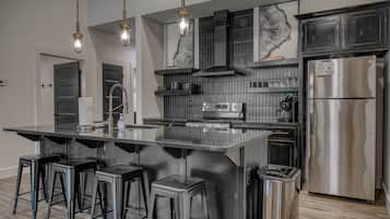 Kjøleskap, mikrobølgeovn, ovn og kokeplater