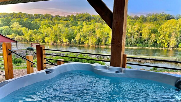 Ein Whirlpool mit Blick auf Fluss und Wald.