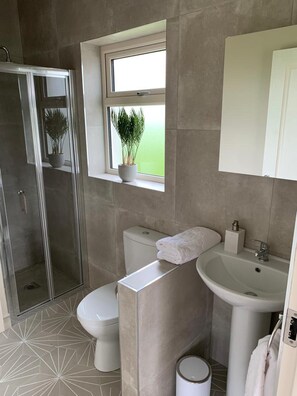 Cabana, várias camas | Banheiro | Chuveiro, secador de cabelo, toalhas de banho 