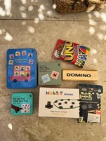 Varios juegos de mesa sobre una superficie con textura.