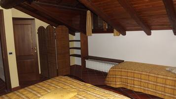 10 Schlafzimmer, Bügeleisen/Bügelbrett, Reisekinderbett