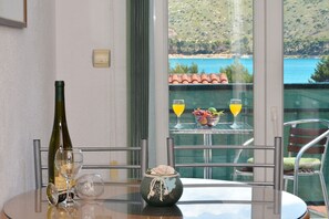 Dining - KLEPO 2, seaview apartment, 150m from a beach (Trogir)