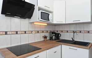 Køleskab, mikrobølgeovn, kogeplade, kaffe-/temaskine