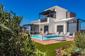 Een buitenzwembad, een verwarmd zwembad