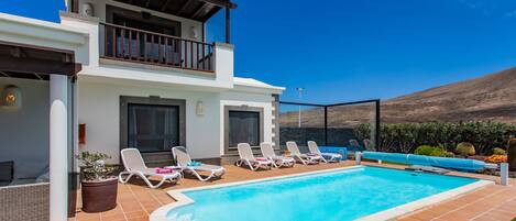 Een buitenzwembad, een verwarmd zwembad