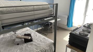 1 chambre, fer et planche Ă repasser, draps fournis