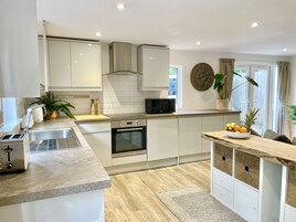 Geladeira, lava-louças, chaleira elétrica