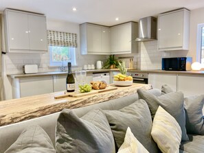 Frigorífico, lavavajillas, hervidor eléctrico y utensilios de cocina