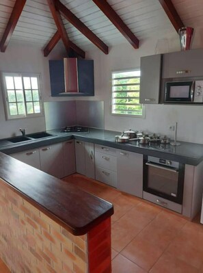 ثلاجة، ميكروويف، فرن، موقد طهي مسطح