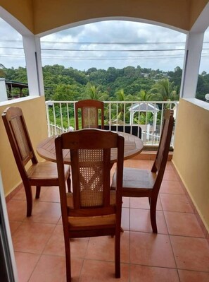 تناول الطعام بالخارج