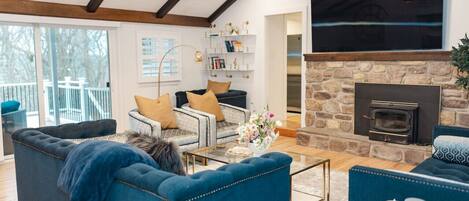 Smart-TV, Kamin, Stereoanlage