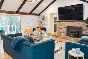 Smart TV, fireplace, stereo - Superior Guest Room w Hot Tub w Outdoor view (New Hope)