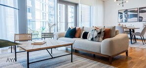 Appartement Supérieur, 1 chambre | Coin séjour | TV connectée de 65 pouces avec chaînes par câble, Netflix