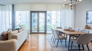 Appartement supérieur, 1 chambre | Aire de séjour | Téléviseur connecté de 65 po avec télévision par câble, Netflix
