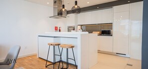 Appartement Supérieur, 1 chambre | Cuisine privée | Grand réfrigérateur, micro-ondes, four, plaque de cuisson