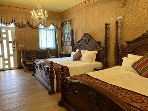 Standard Quadruple Room | Minibar, individually decorated, soundproofing, bed sheets - olliere castle (Puli)