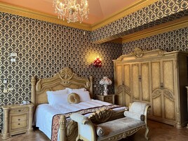 Deluxe Double Room | Minibar, individually decorated, soundproofing, bed sheets