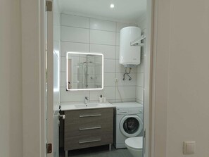 Dusche, Haartrockner, Handtücher, Toilettenpapier