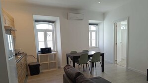 A modern apartment with a kitchen, dining area, and a living room. - Beach Haven (Albufeira)