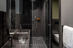 バスアメニティ (無料)、ヘアドライヤー、タオル
