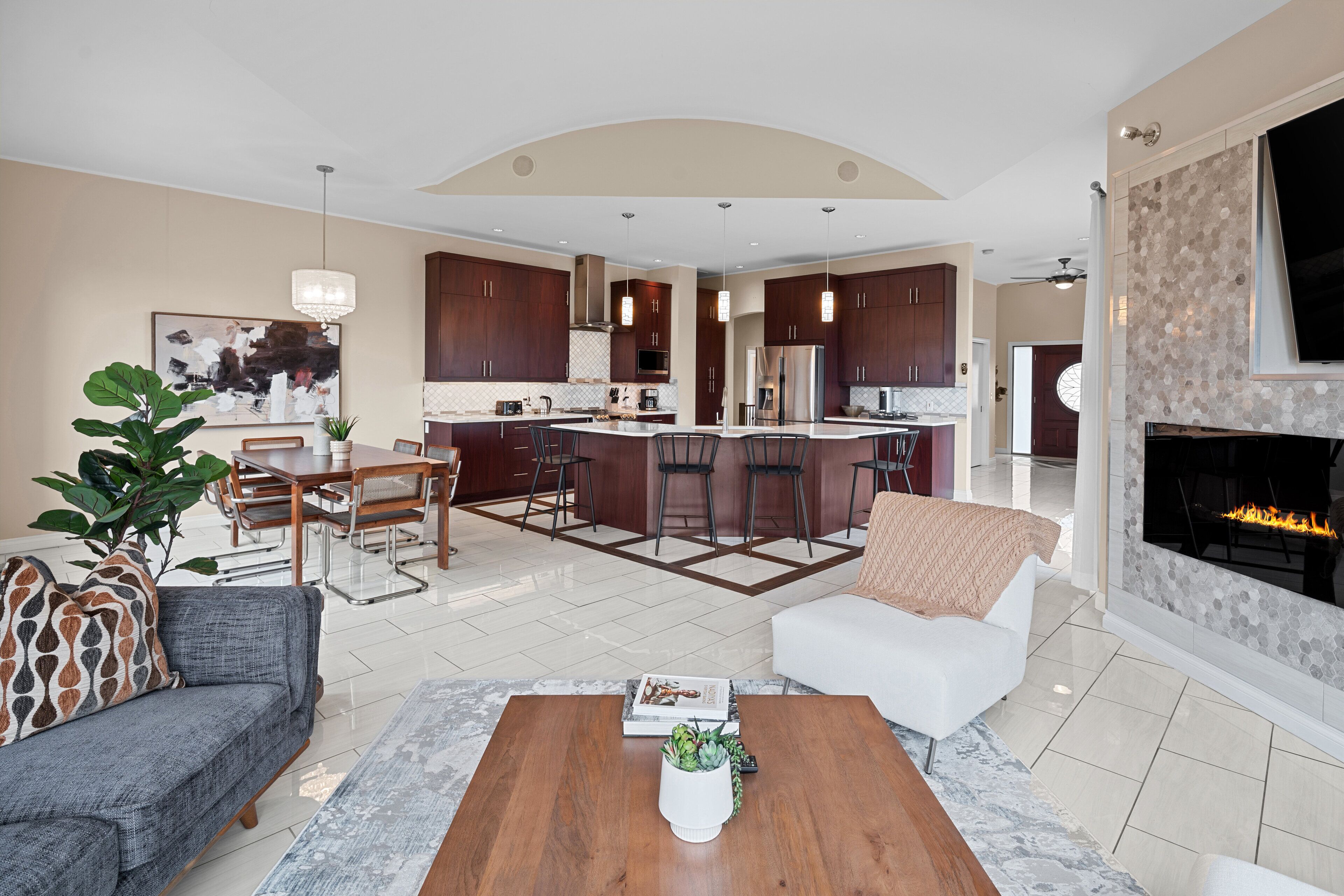 Luxury Home, Sleeps 8, Parking