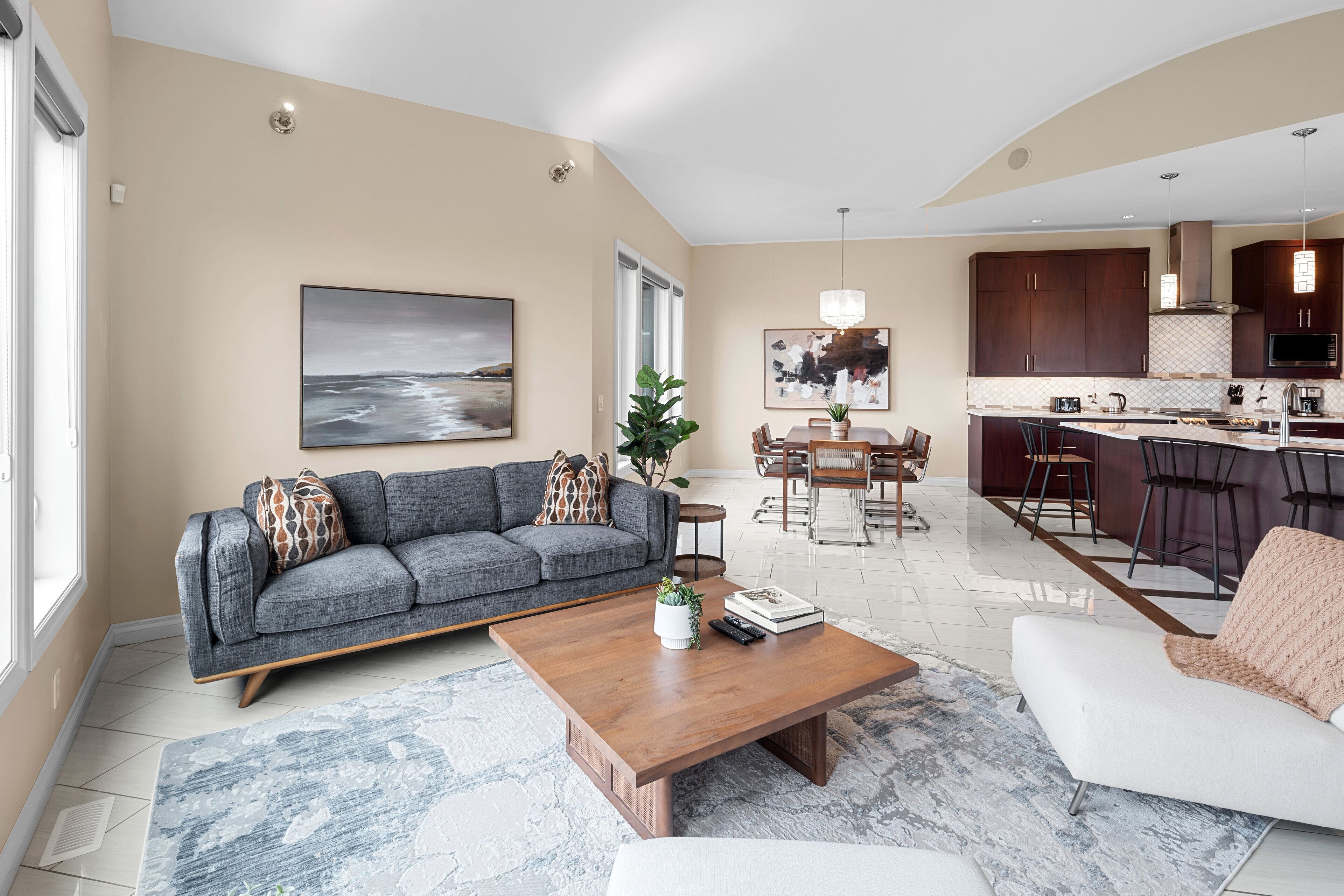 Luxury Home, Sleeps 8, Parking